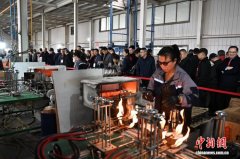 业内人士在山西祁县探寻玻璃器皿产业“转型密码”